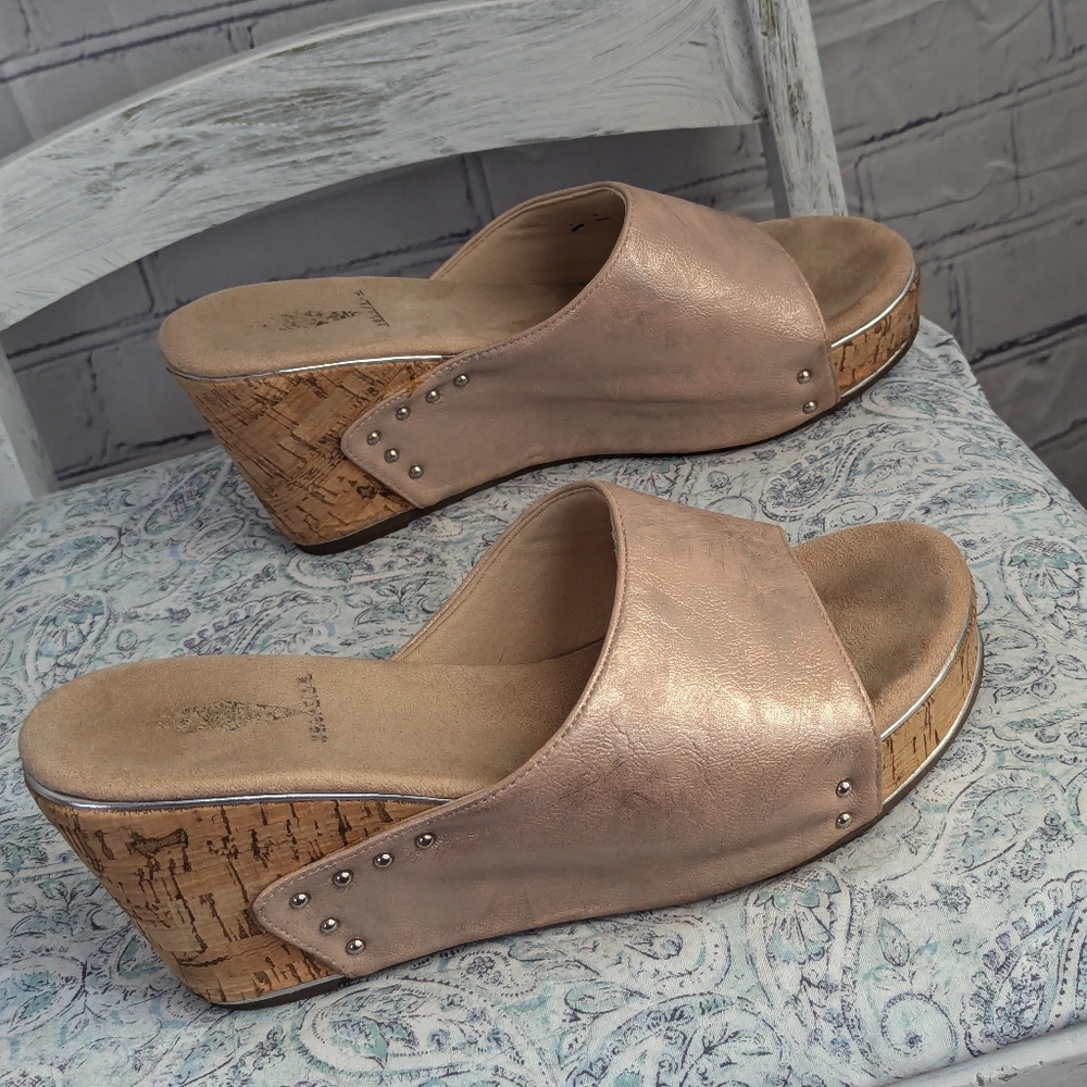 Volatile sandals